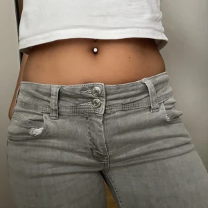 lågmidjade jeans  - lågmidjade jeans från gina tricots barnavdelning! storlek 164 vilket motsvarar S använda ett fåtal gånger😊