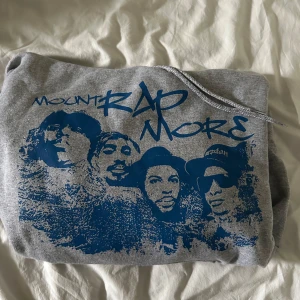 Mount rapmore hoodie - Superskön och cool hoodie med mount rapmore tryck på framsidan! Används inte längre men är i mycket bra skick och knappast använd!
