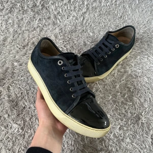 Lanvins  - Säljer ett par sköna Lanvins! | De är fint skick förekommer mindre tecken på användning som syns på bild! | Storlek 7 motsvarande 41 men passar uppemot 42. | Endast skor! | Ställ gärna frågor innan du köper!