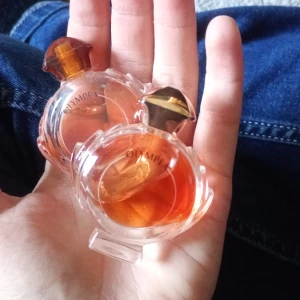 Paco Rabanne Olympea miniparfymer - Två små flaskor Olympea parfym från Paco Rabanne. Flaskorna är runda med genomskinligt glas och har lock i guld och bärnstensfärg. Parfymen har en varm, bärnstensfärgad ton och flaskornas design är riktigt snygg och lyxig. ! PRIS KAN DISKUTERAS! Skulle tro det är 15 ml
