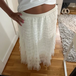 Vit långkjol med volang - Säljer en superfin vit långkjol med volanger! Kjolen är endast testad och köpt på marknad💕