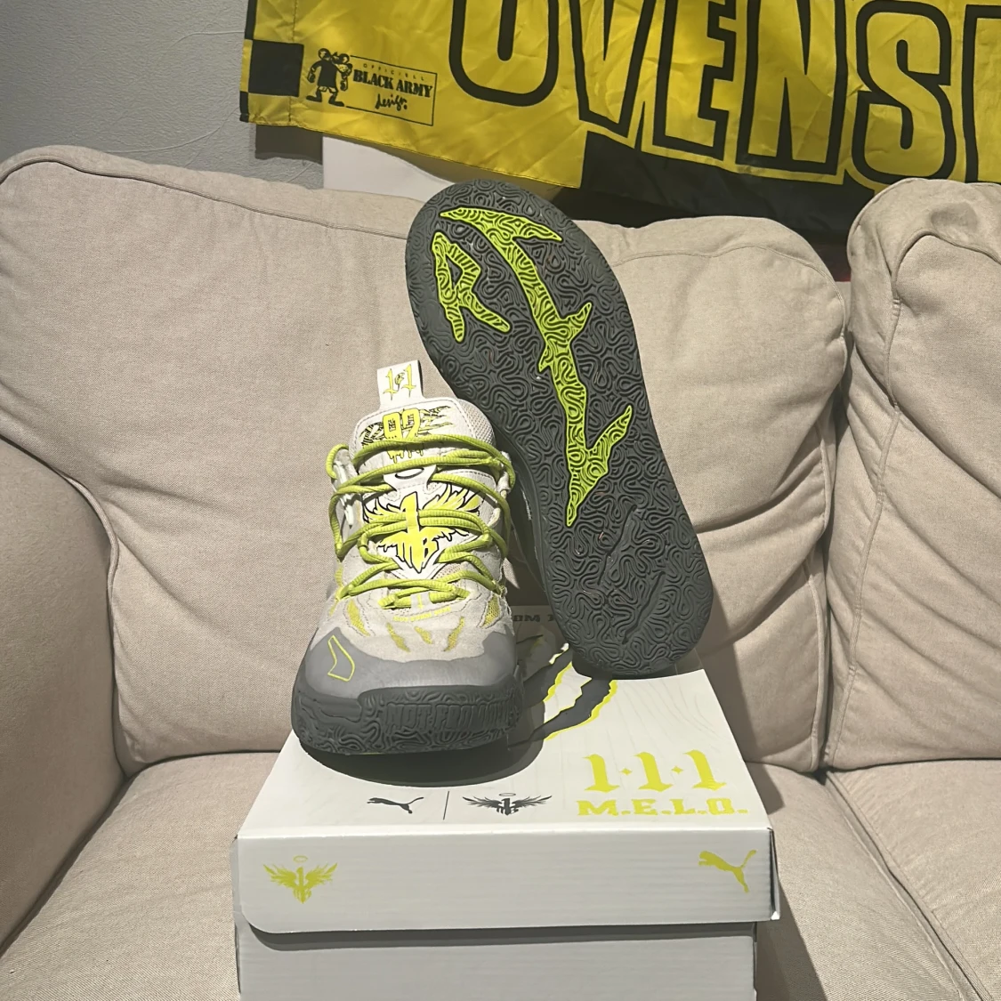 Grå och neongula sneakers från Puma MB.01 - 3