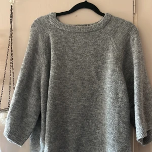 Stickad T-shirt  - Säljer en grå stickad T-shirt i nyskick 🎀🩷Anvönd väldigt få gånger! Strl S