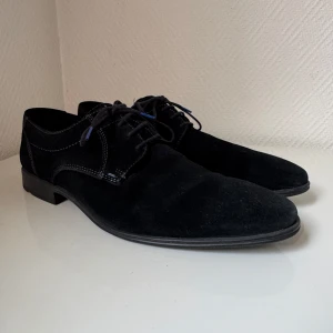 Lloyd Oxford 43 - Säljer ett par väldigt snygga Lloyd Oxford i storlek 43 men, har tyvärr ingen original förpackning eller kvitto på skorna.   Skorna är knappt använda 1,2 gånger och har väldigt fin material mocka även sin fina skick och fint broderat!   Den är svart och även lite rött insidan och utan sidan med ett rött streck med Lloyd logan.  Går att skicka skorna men även avhämtning i Visby.   Prisförslag går även att göra och hör gärna av om det är något mer du undrar med skorna.   Snabb leverans och support