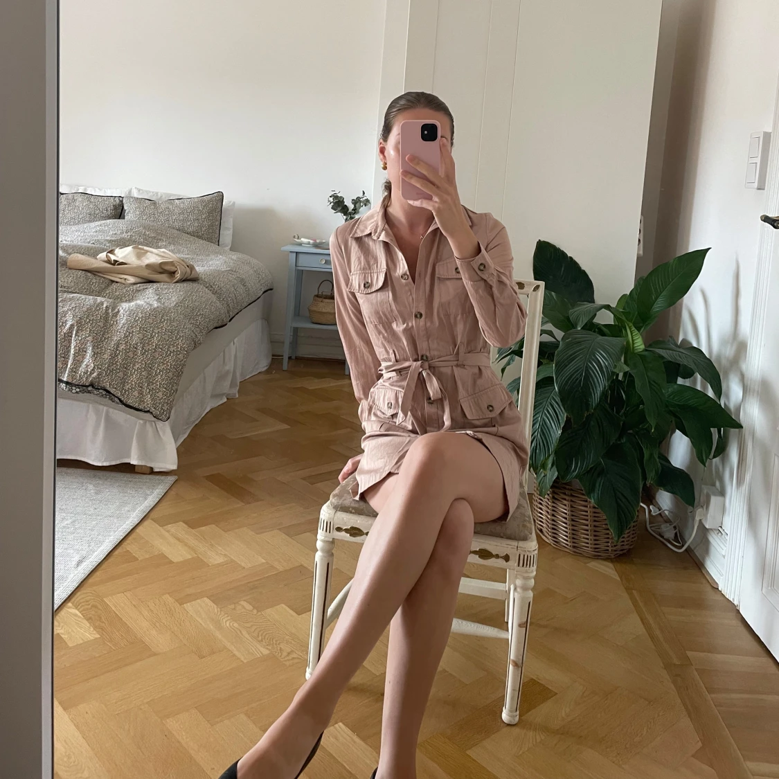 Beige skjortklänning med knappar och bälte - 1