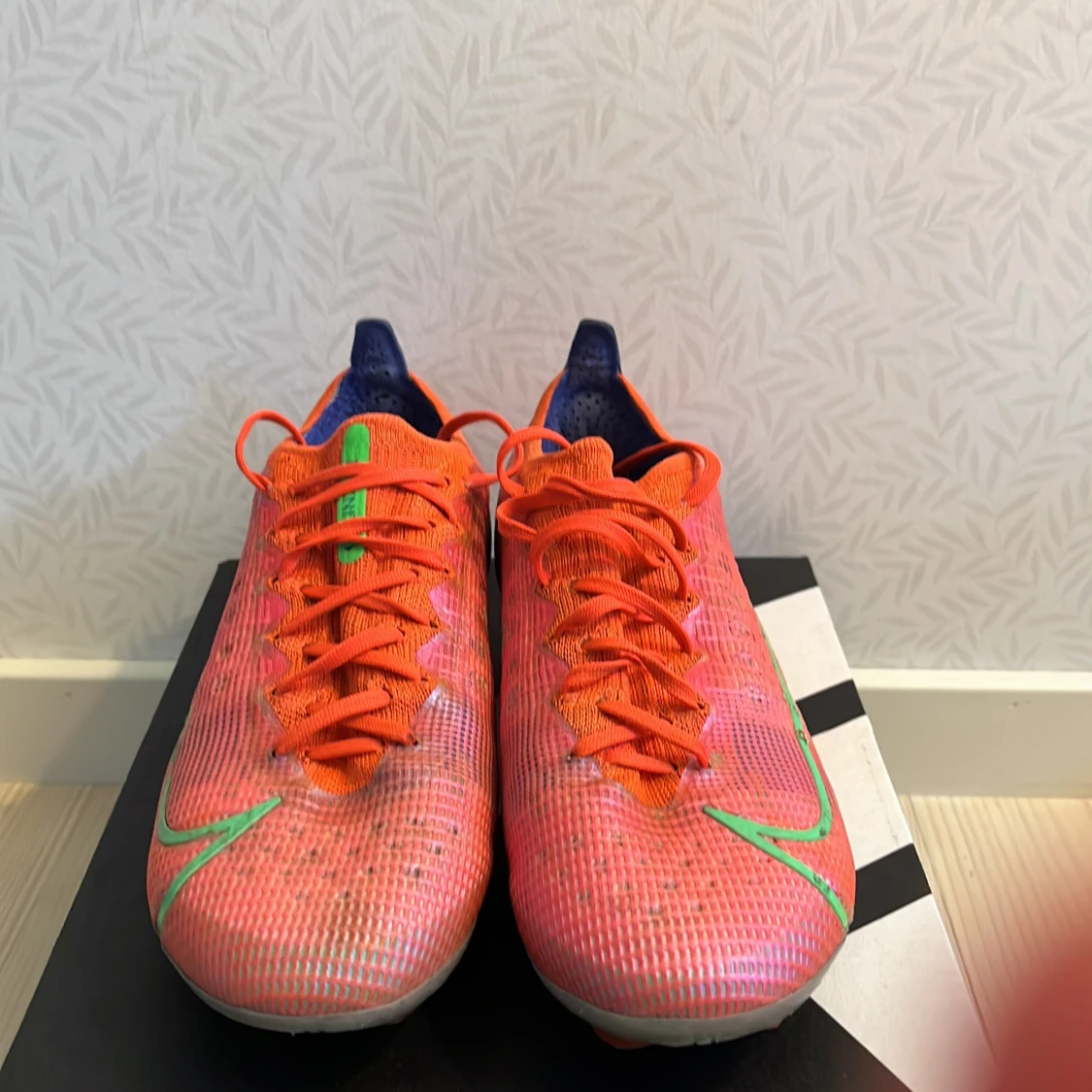 Nike Mercurial fotbollsskor i orange och rosa - 2