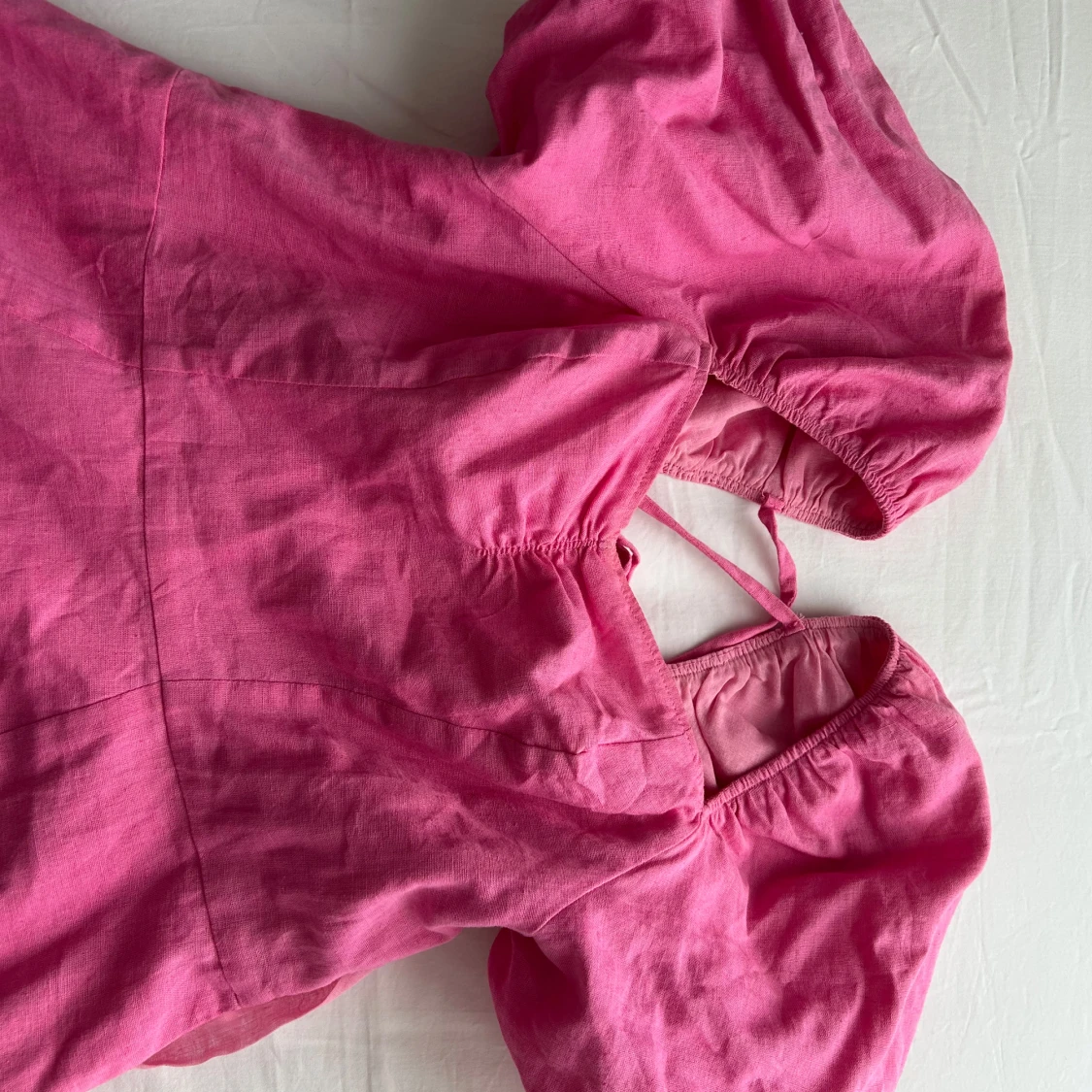 Rosa klänning med puffärmar och knyt i ryggen - 1