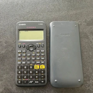 Räknare - En avancerad miniräknare från Casio, perfekt för matte, naturvetenskap och teknik. Den har tydlig display och många funktioner som hjälper dig med allt från grundläggande uträkningar till mer avancerade problem. Passar både studier och vardagsanvändning.