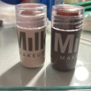 Milk Makeup stick highlighter och lip + cheek -  från Milk Makeup: en matt highlighter i ljus nyans (Baked Matte Bronzer) och en multifunktionell lip + cheek i rosa ton (Werk). Perfekta att ta med i väskan för snabb applicering. Fick de som present, använt en gång men färgen satt ej bra på mig. Org pris 280kr styck