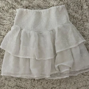 Vit volangkjol - Supersöt vit kortkjol med volanger💞 kjolen är i storlek 146/152 men passar xs💗 skriv gärna om ni har några frågor🥰