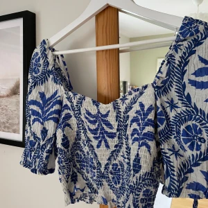 Blåvit topp - Supersöt sommartopp!! Den är tyvätt för liten för mig men i superbra skick💗