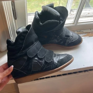 Isabel Marant inspirerade skor - Snygga skor med inbyggd klack som är inspirerade av Isabel Marant, tyvärr vet jag inte märke på dessa, dom har lite små slitage därför har jag gått ner en del i priset men det går fortfarande att diskutera💞 Vet inte exakt storlek men skulle gissa på 37/38