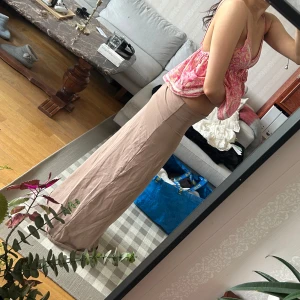 Beige långkjol från Nelly - Säljer en beige långkjol från Nelly. Kjolen har en tight passform och är tillverkad i ett mjukt, stretchigt material som går att vika ner🌸. Den är lite skrynklig men är helt oanvänd! Sitter lite för löst på mej och är tyvärr lite för lång:( Skirv för fler bilder eller frågor! 