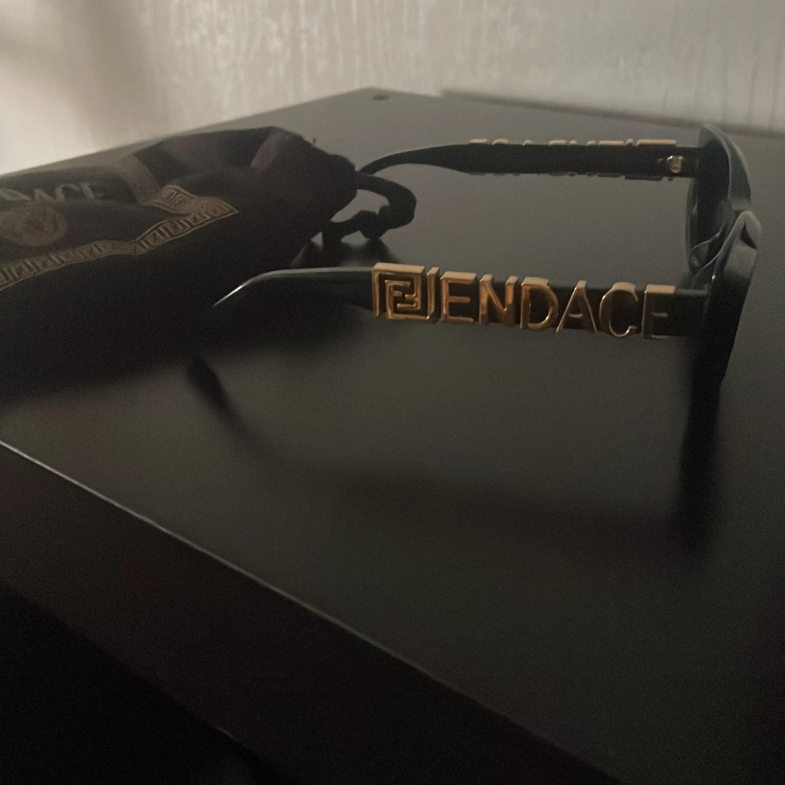 Svarta solglasögon från Fendace/ Fendi x vercase med gulddetaljer - 1