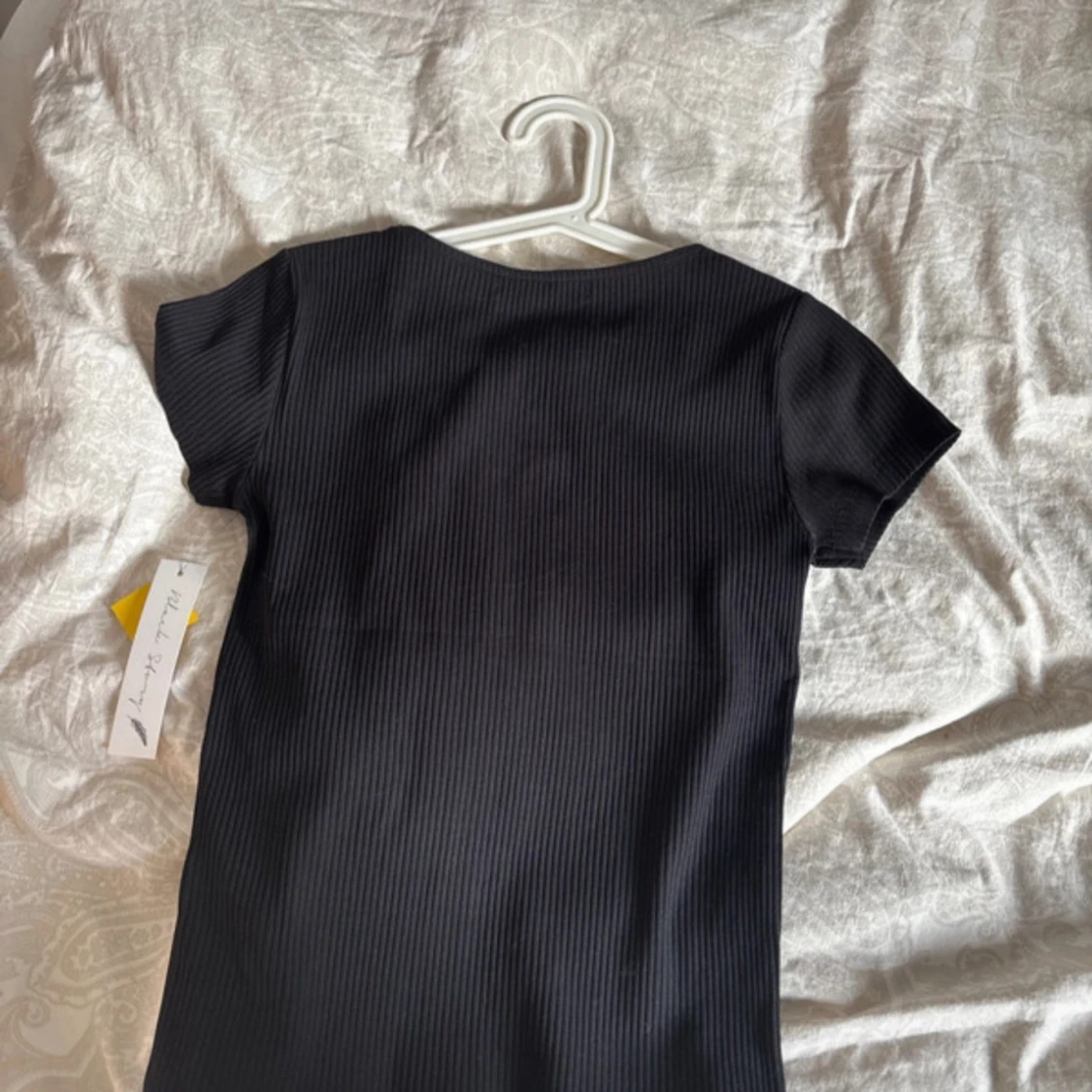 Svart ribbad topp med knappar från Gina Tricot - 1