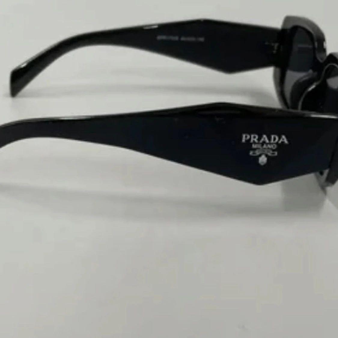 Svarta solglasögon från Prada - 2