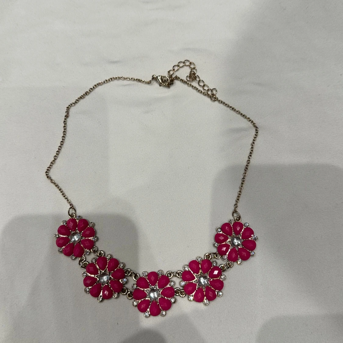 Blommigt halsband med rosa detaljer - 2