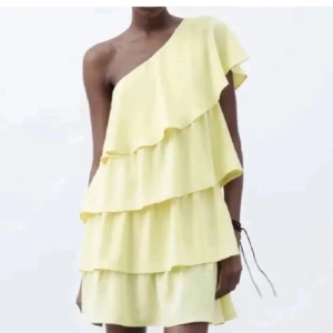 Gul axelbandslös klänning - Super fin oneshoulder klänning från zara i storlek M passar även S! 🩷använd en gång! Kommer ej gå ner i pris!