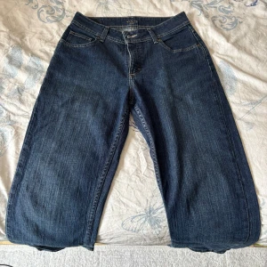 Blå jeans från Riders by Lee - Snygga blå jeans från Riders by Lee med klassisk femficksdesign och dragkedja. Perfekta för en avslappnad stil. De har en rak passform och är tillverkade i slitstarkt denim.