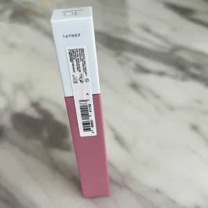 Maybelline SuperStay Matte Ink Läppstift - Snyggt och hållbart läppstift från Maybelline i nyansen 'Dreamer'. Den har en matt finish och kommer i en stilren rosa och vit förpackning. Perfekt för en långvarig look.