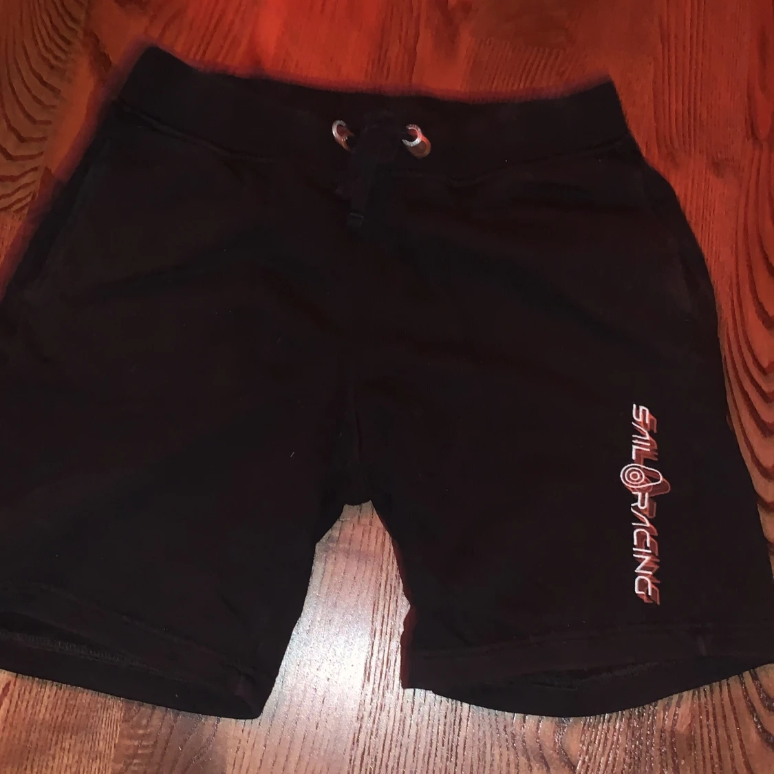 Svarta shorts från Sail Racing passar bra till sommaren  - 4