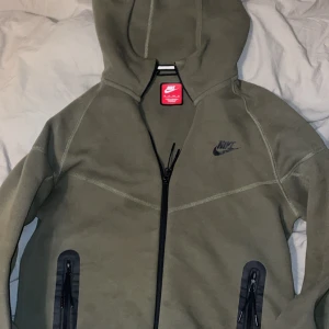 Grön hoodie från Nike - Säljer en grön nike tech flies som är i ny shick med inga konstigheter alls. Pris kan diskuteras 😄👍
