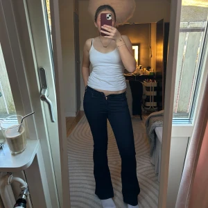 Mörkblå bootcut jeans från Replay - Snygga mörkblå bootcut jeans från Replay, modell Stella. De har en låg midja och en klassisk femficksdesign. Snygga till våren