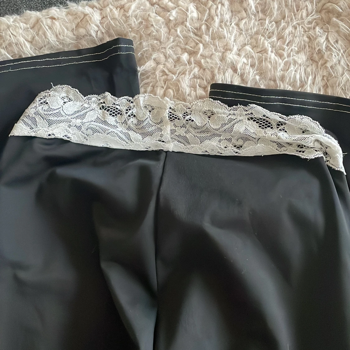 Svarta byxor med spetsdetalj - 2