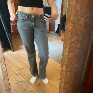 Jeans från weekday 🤍 - Superfina jeans i modellen Straight arrow low waist jeans. Superfina! Storlek W27 L34. Lite små slitningar på hällorna och ena bakfickan.