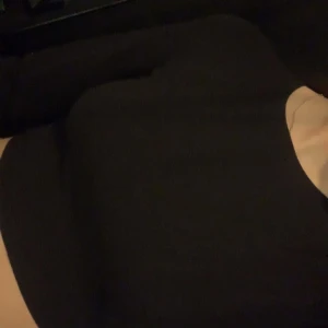 Svart tröja med öppen rygg - Snygg svart tröja med en elegant öppen rygg. Perfekt för en kväll ute eller en speciell tillställning. Tröjan har en tight passform som framhäver figuren.