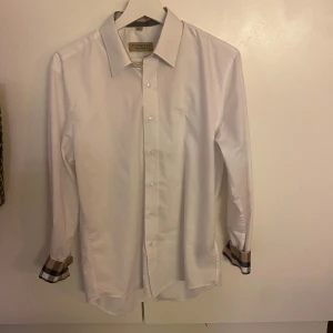 Burberry skjorta - En jättefin burberry skjorta😊 skjortan är i nyskick och är otroligt fin🤩 