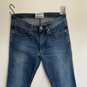 Acne Studios jeans - Säljer ett par blåa acne studio jeans. Nypris ligger vid 3000. Vill ni ha fler bilder eller har andra frågor så är det bara och skicka🎱