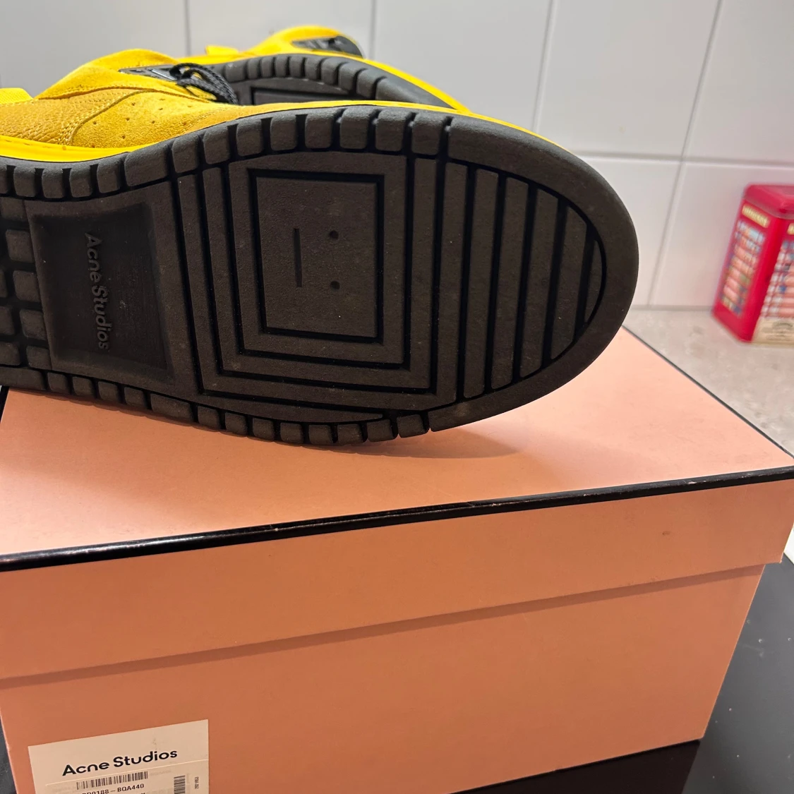 Gula sneakers från Acne Studios - 2