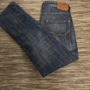Jack&Jones jeans  - Tjena, säljer nu dessa feta jeansen med slitningar| modell: slim Glenn| storlek 30/30| vid frågor är det bara att höra av sig!📦