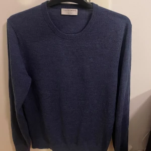 Tiger of Sweden stickad tröja - Säljer denna superfina stickade crewneck ifrån tiger of Sweden i perfekt skick. Skriv vid frågor eller lägg prisförslag då priset inte är hugget i sten.  