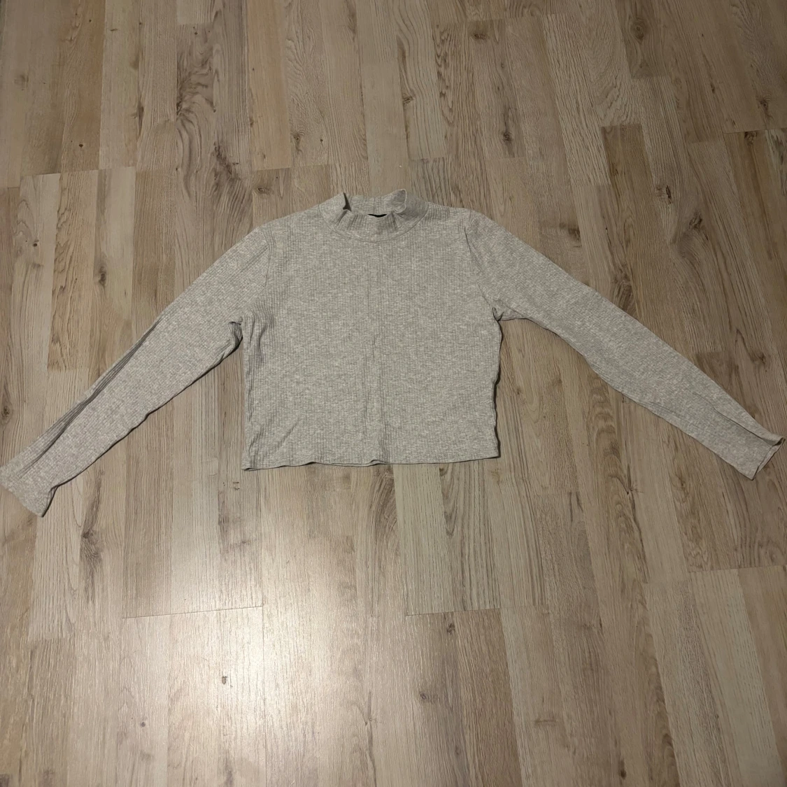 Grå ribbad polotröja från Bik Bok