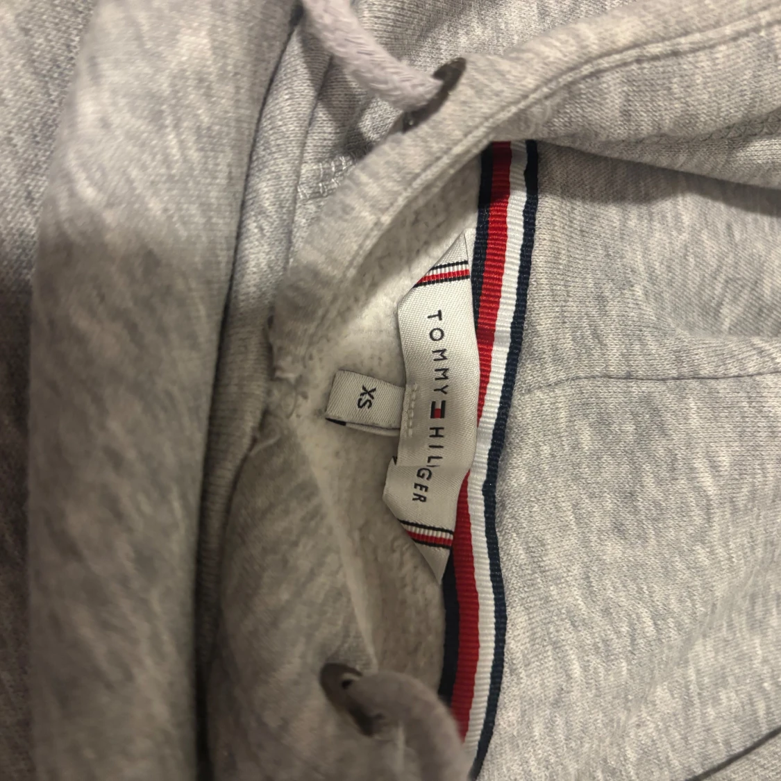 Grå hoodie från Tommy Hilfiger - 2