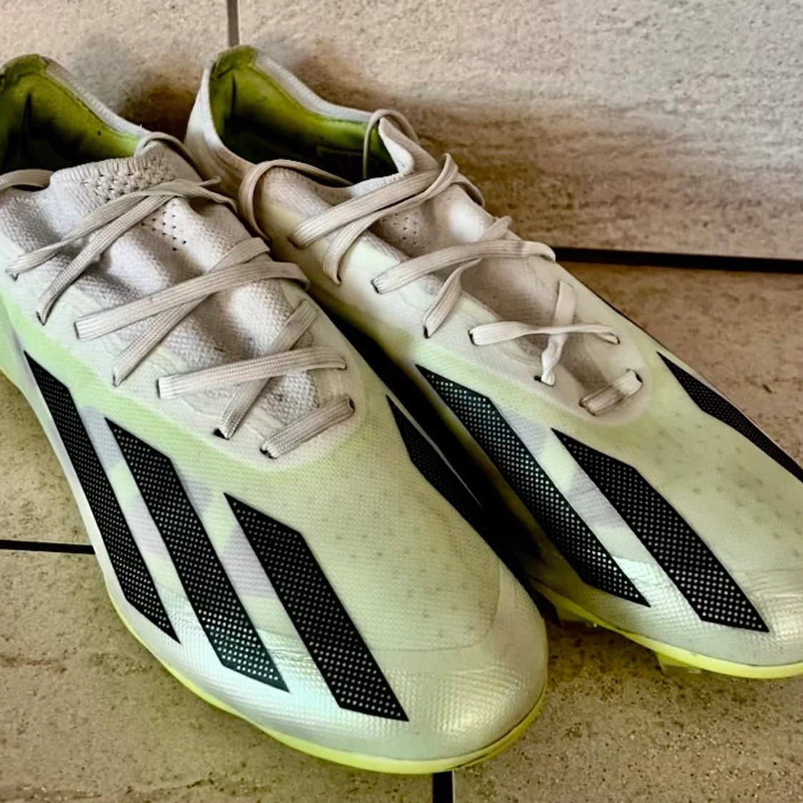 Vita fotbollsskor från Adidas