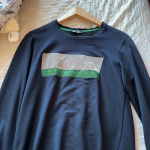 Hugo boss tröja - tja, säljer en fet boss tröja. fint skick men lite nopprig. strl M men passar S