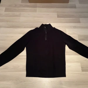 Half zip Massimo Dutti - Säljer nu en half zip från Massimo Dutti som jag inte använder. Jättebra skick. Storleken är L men jag tycker att den känns mer som M eller till och med S. Nypris runt 1000kr. Priset är inte hugget i sten. Skriv vid funderingar!