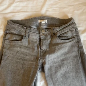Grå bootcut jeans - Snygga grå jeans med en klassisk femficksdesign. De har en knapp och dragkedja framtill. Perfekta för en avslappnad stil. Passar mig perfekt som är 162