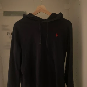 Ralph Lauren Hoodie - Säljer nu denna skit snygga tunnare hoodie ifrån Ralph Lauren. Tröjan har inga defekter och är storlek S. Den är perfekt nu när de börjat bli varmare då den har ett tunnare material än vanliga hoodie.