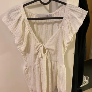 Vit blus  - Säljer en söt vit blus från Zara med knytning framtill. Jättesöt men har ej kommit till användning!🤍