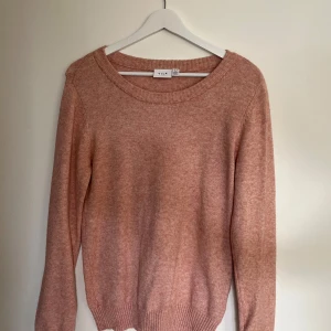 Rosa stickad tröja Vila - Rosa stickad tröja från avila i fint skick