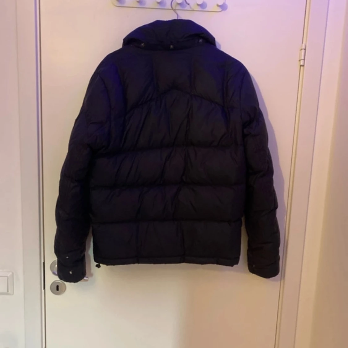 Svart pufferjacka från Tommy Hilfiger - 1