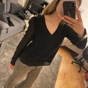 Svart långärmad topp med v-ringning - Snygg svart långärmad topp från only❤️
