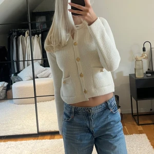 Tröja med knappar - Tröja från zara med guldknappar, nästan aldrig använd 💕