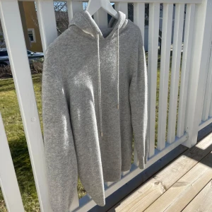 Merinoull/kashmir hoodie - Hoodie av 100% merinoull/kashmir. Storlek M - fits to size   Färgen är ljusgrå,   Helt nykskick✅