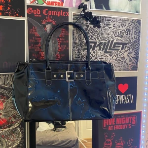 Svart glansig handväska - Super snygg väske men för stor för min smak🩷 Aldrig använd. Pris går att diskutera ☺️Det är ljuset som reflekterar mot väskan (den har ingen design)