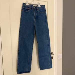 Blå Ribcage Straight jeans - Säljer ett par klassiska blå Levi's Ribcage Straight jeans. 
